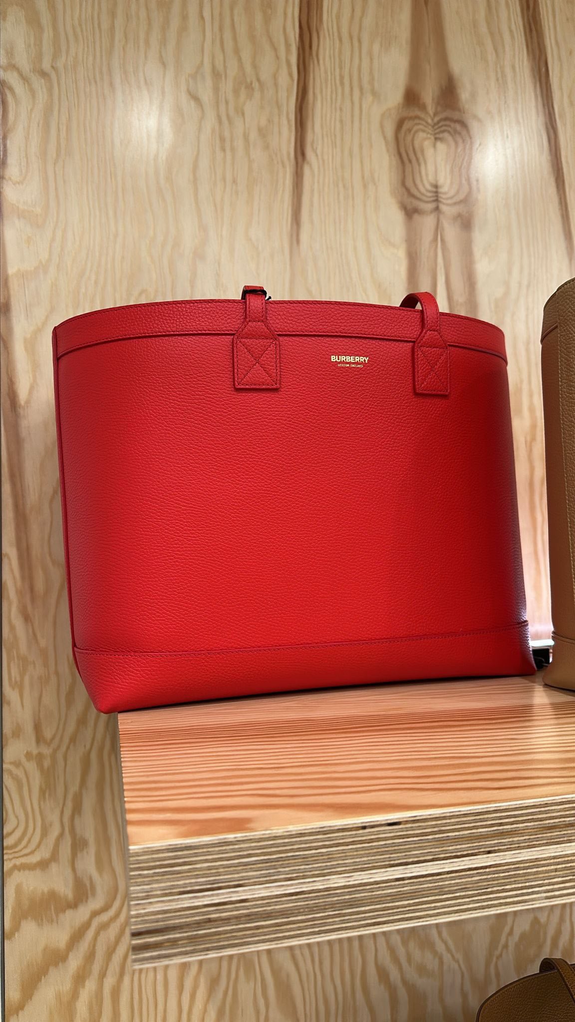 Burberry tote black or red